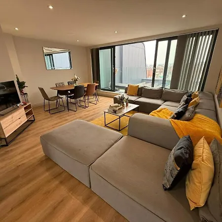 Modern Spacious Penthouse Lägenhet *